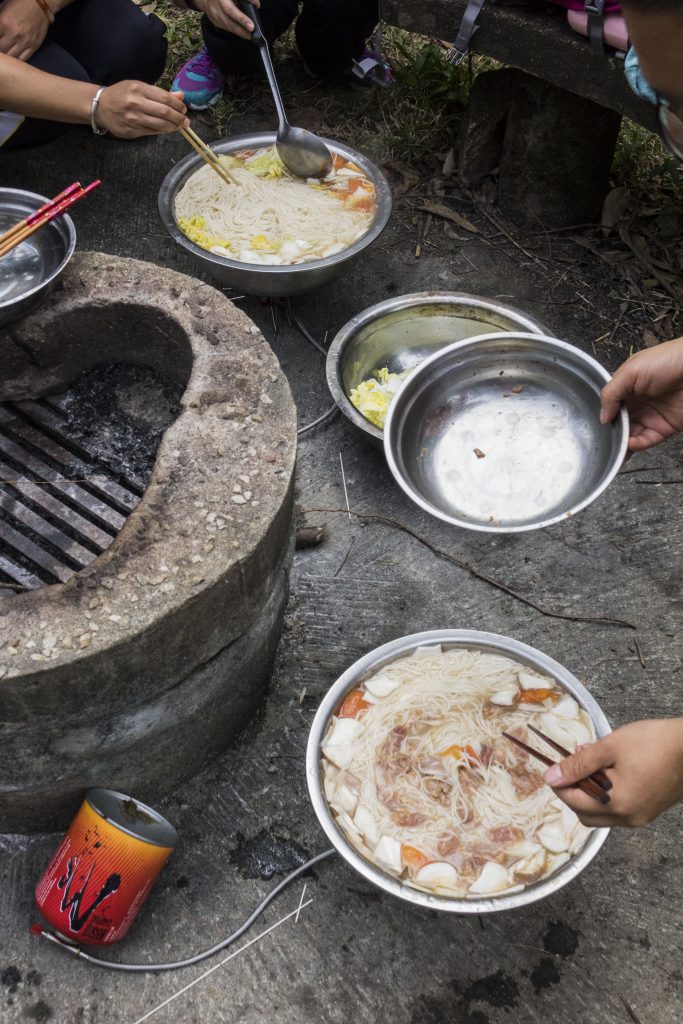 一群中國遊客，由深圳帶著整套露營裝備，就是來到郊野公園煮麵