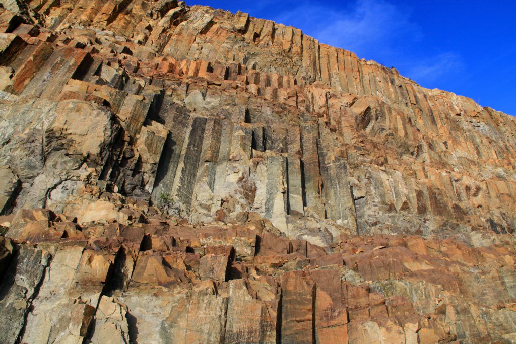 整片的崖壁都是畢直的六角柱石，相當壯觀