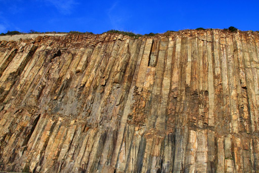 萬宜水庫的六角柱岩，是香港珍貴且罕有的自然奇觀