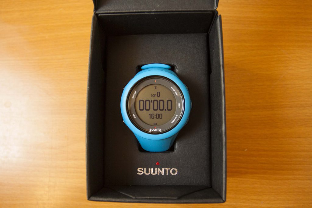 打開盒子，就可以看見手錶本尊，全藍色的Suunto Ambit 3 Sport