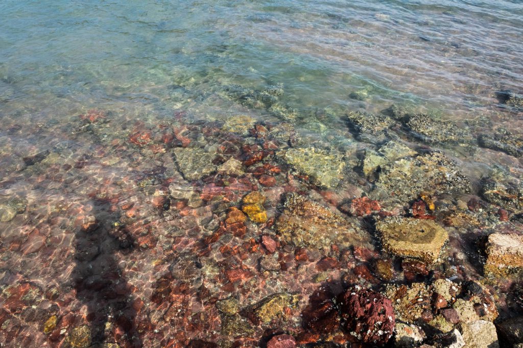 很難想像香港的海水能夠如此清澈，可以看到海底的石塊