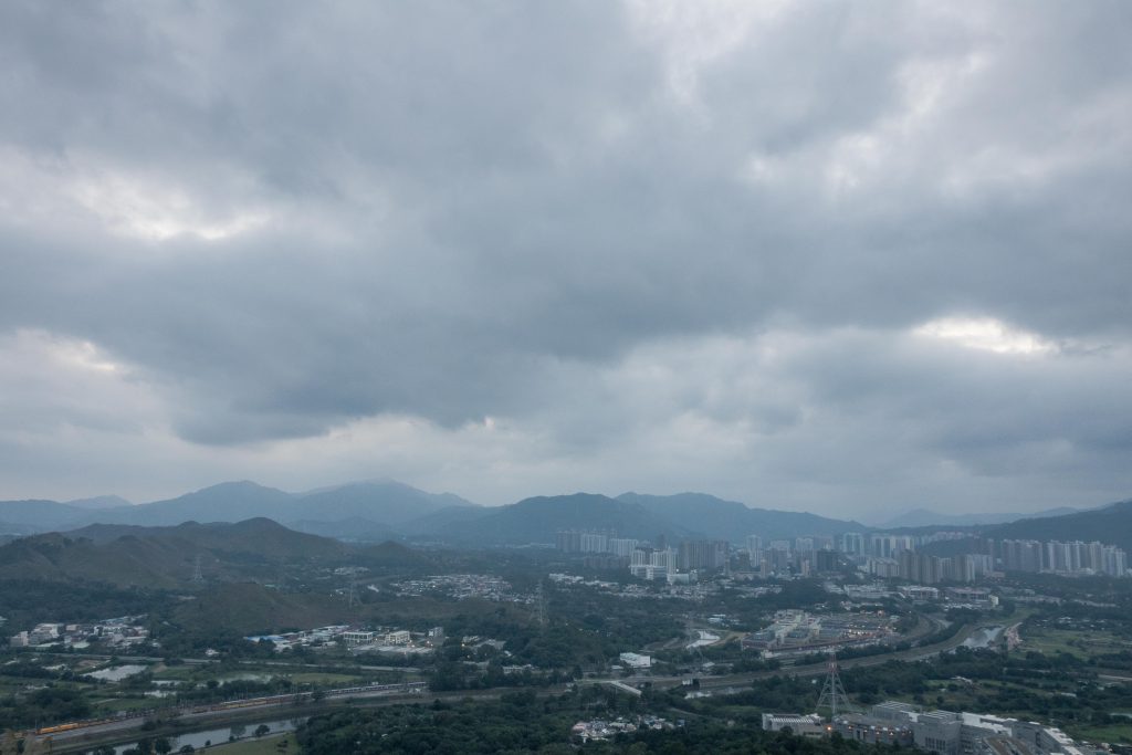大石磨全高183米，不算高，但於其山頂上可以環視香港、深圳兩城的全景。