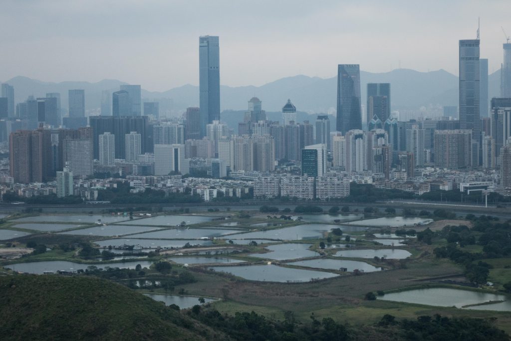 香港的濕地，與深圳的華廈相映成趣