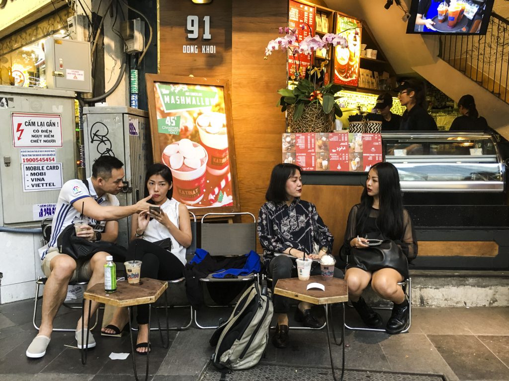 下班後越南人都喜歡在咖啡店中飲杯咖啡，享受一刻慢時光