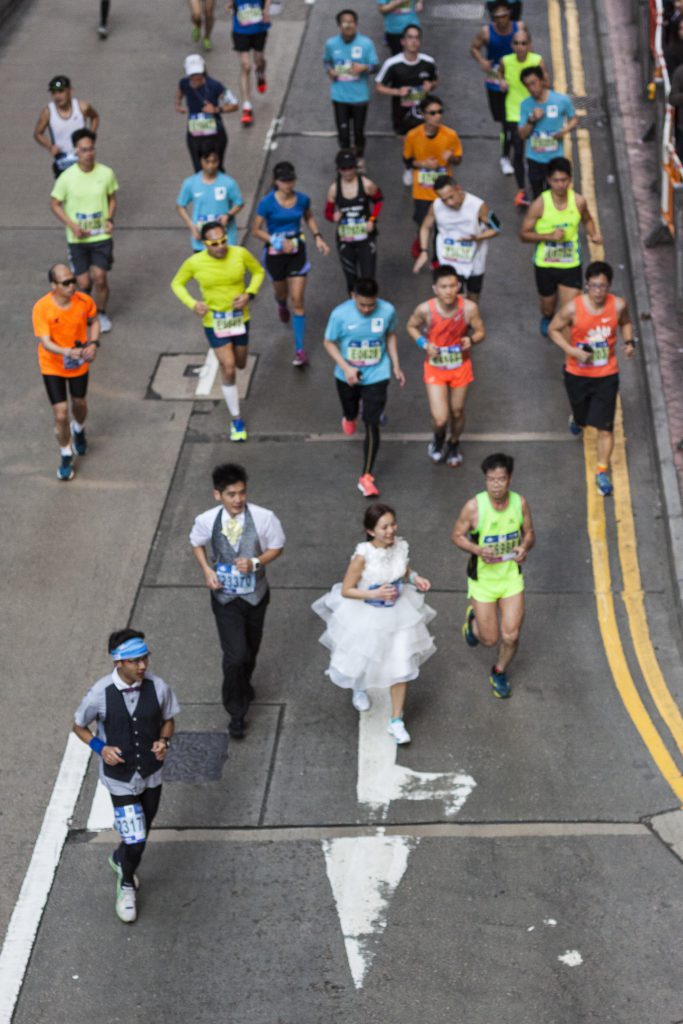 若果條女肯著住婚紗陪你跑完42.195公里，娶得過。