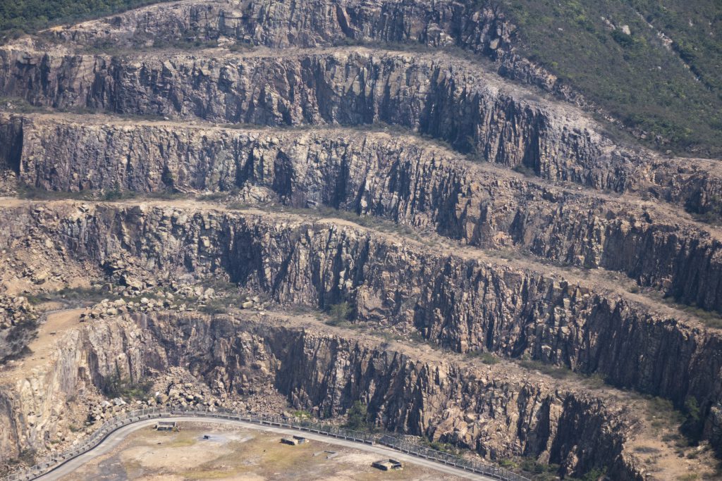 遠眺畢拉山石礦場的絕壁