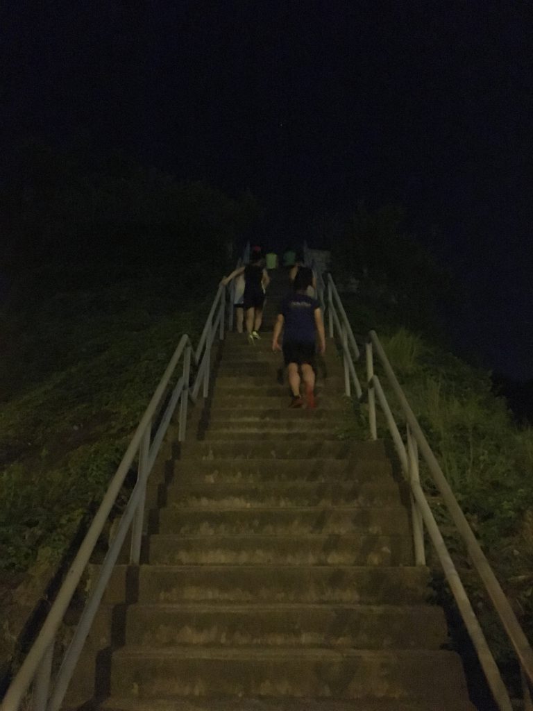 彩榮里盡頭之處，就是登上平山之樓梯。大約十五分鐘就可以上到頂。