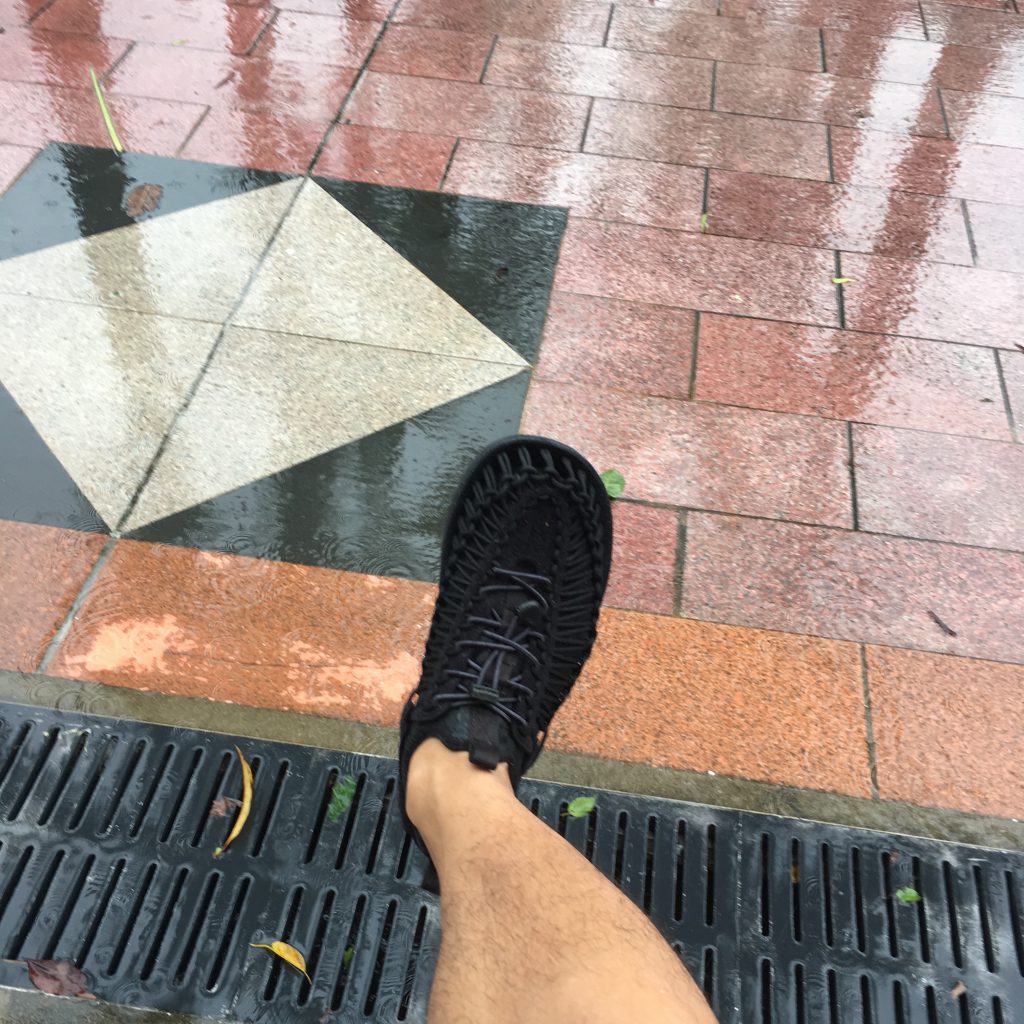 即使下雨，雨水都是在鞋面上，沒有滲入鞋內