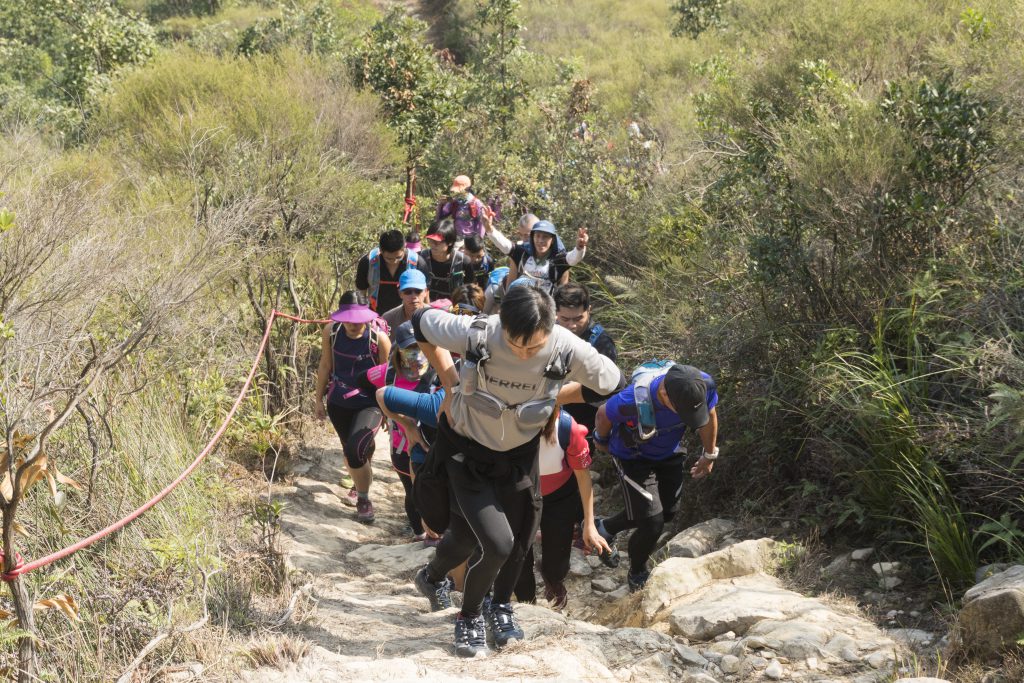登上黃嶺一段山路，KK 建議大家都按著腰部慢慢行進。