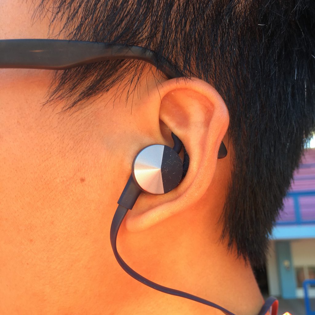 我是用耳鰭（Ear Fins）來固定耳機。