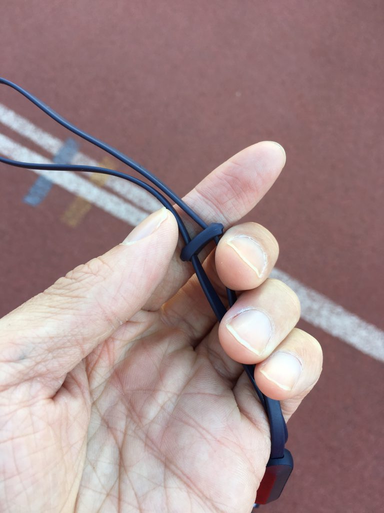 跑步時一定要索緊連接帶上的小扣，這樣才能減少耳機的「聽診效應」。