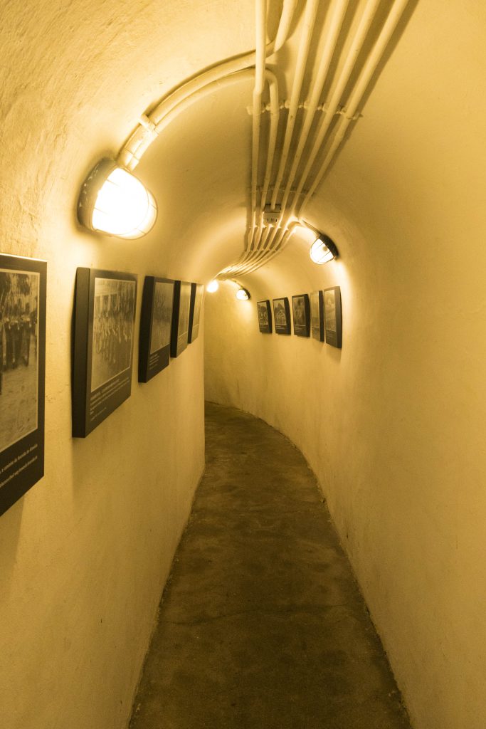地堡內空間狹小，只能讓一個人行過。洞內兩邊都掛滿了歷史圖片，講介澳門葡殖時代的歷史。