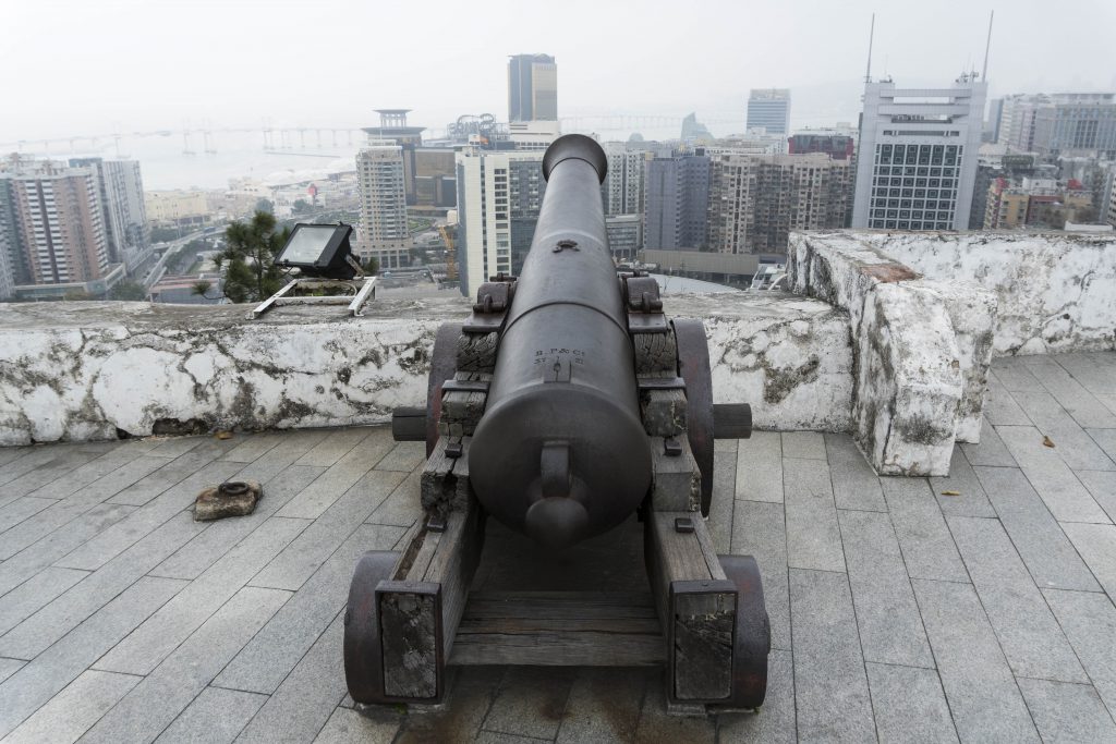 東望洋炮台上的大炮，於山上防衛珠江一帶海域。