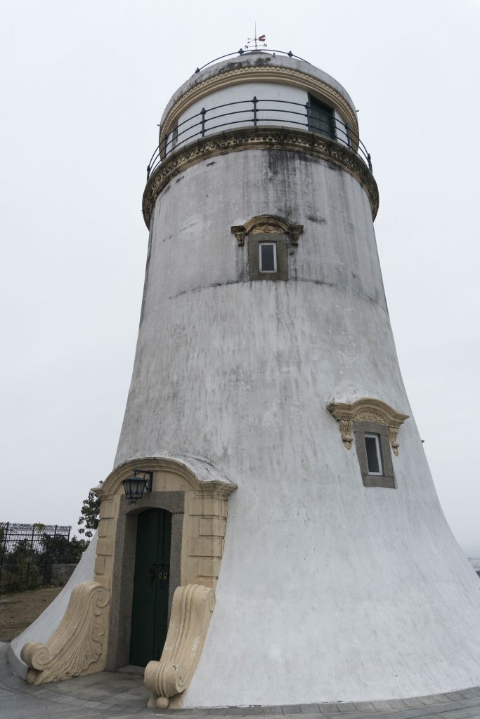 位於松山山頂的東望洋燈塔，歷史悠久，是遠東地區的第一所現代燈塔。