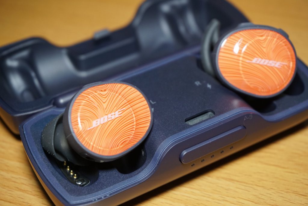 Bose SoundSport Free 耳機，我選用的是橙色外殼，當中的木紋令到耳機更具玩味。