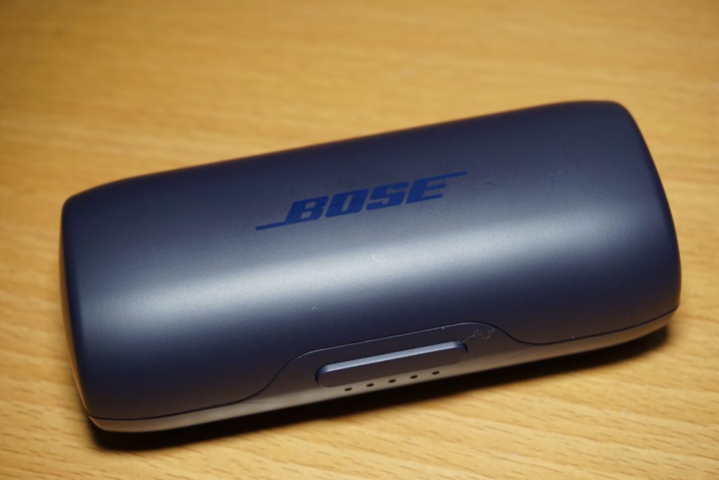 Bose SoundSport Free 附上的外置收納盒，堅固穩妥，能為耳機提供電力。