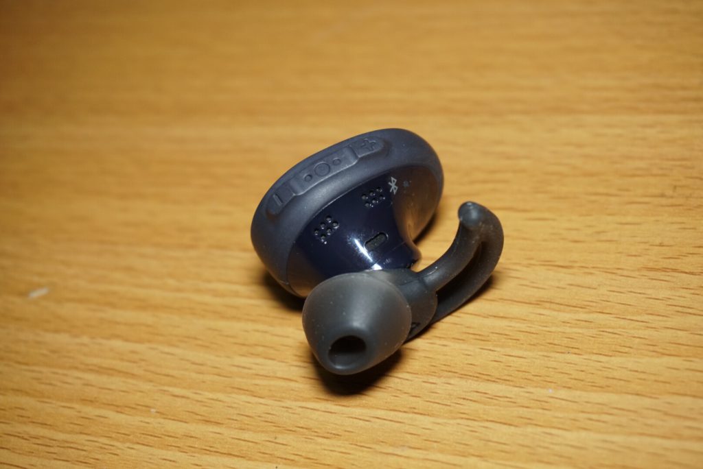 Bose SoundSport Free 耳機設有中碼的耳翼，能夠穩固地緊扣在用戶外耳之中。