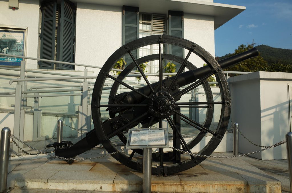 警隊博物館門外的大炮本來置於大埔警局門外，之後駐港英軍利用直升機將大炮運送至山上的警隊博物館。